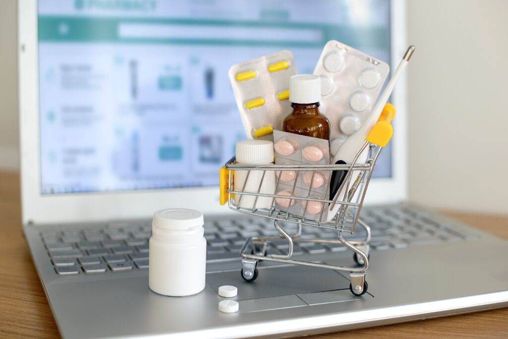 فعالیت آزمایشی طرح دارو رسان از نیمه خرداد به راه افتاد/ تخلف بزرگی در صدور مجوز عرضه اینترنتی دارو!