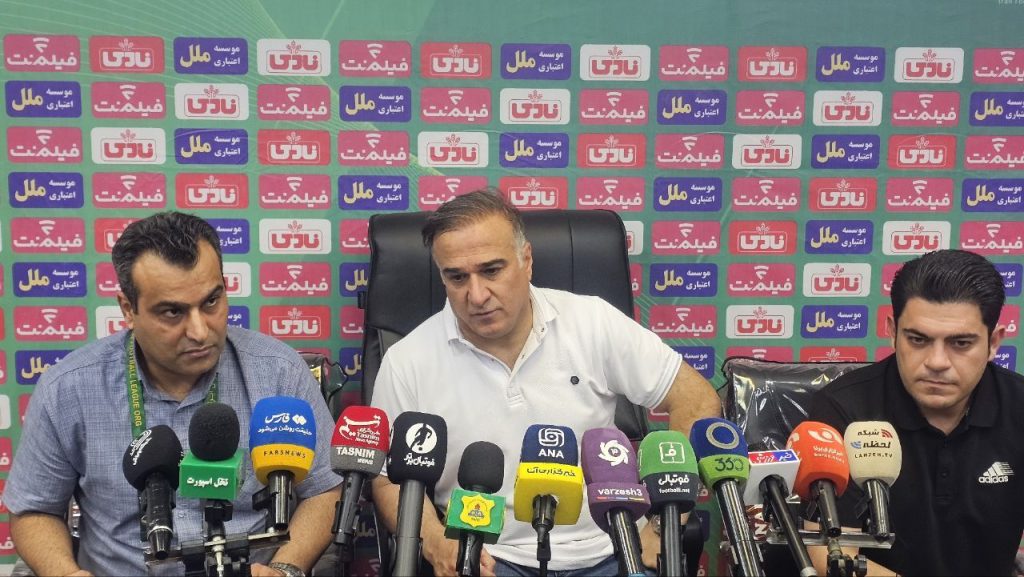 سرمربی پیکان: داور به راحتی ما را قربانی کرد!