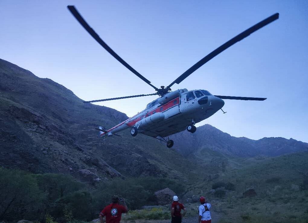 نجات معجزه‌آسا در ارتفاعات دارآباد: عملیات جنجالی امدادگران هلال‌احمر برای کوهنورد گرفتار!