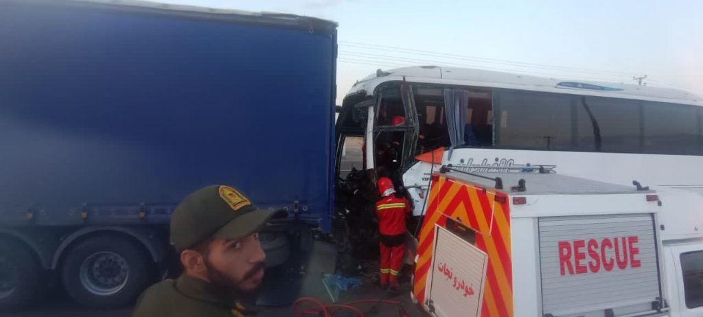 تصادف مرگبار اتوبوس تهران-شاهرود: یک کشته و ۲۶ زخمی/ واژگونی خودرو در گرمسار با دو کشته!