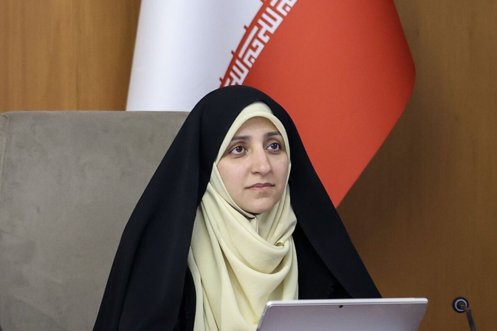 بهروز آذر: آماده‌سازی برنامه‌ای جنجالی برای کسب و کار خانگی زنان در راه است!