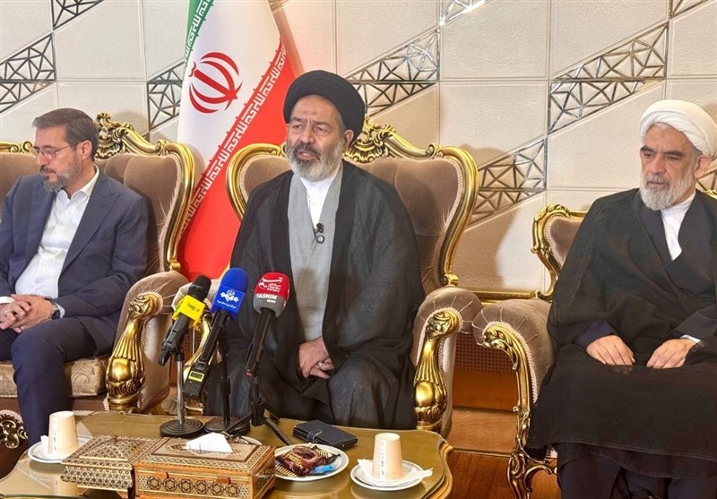 نماینده ولی فقیه در امور حج، به مدینه سفر کرد؛ دنیای سیاست و دین در حال جابجایی!