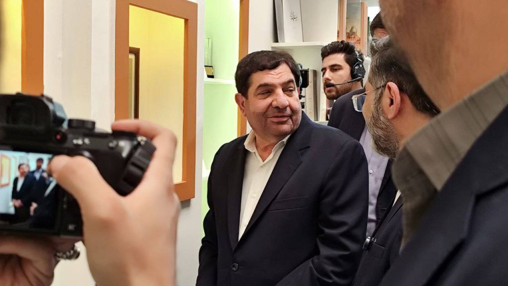 عنوان پیشنهادی: "خاطره‌نویسی سیاسی؛ مجرایی بی‌مرز برای اشتراک‌گذاری تاریخ یا ابزاری برای تحریف واقعیت؟! - ۷۰ درصد خاطرات، هرگز تاریخ انقضا ندارند!