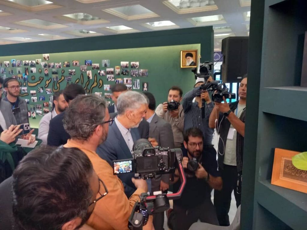بازدید جنجالی وزیر فرهنگ از غرفه شهید رئیسی در نمایشگاه کتاب!