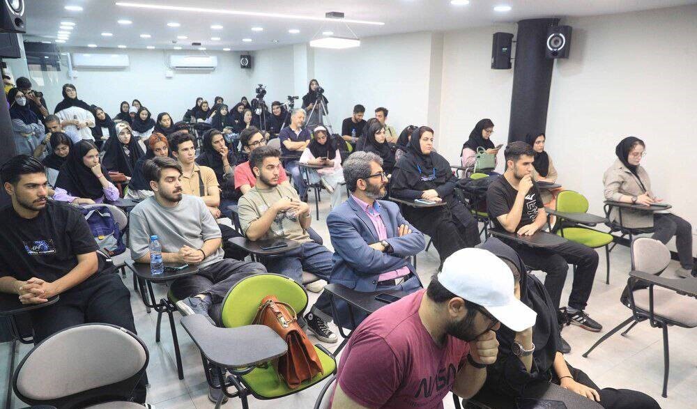 «دانشجویان در بازدید از گنجینه و باغ‌مجسمه حوزه هنری: کشف دنیای خلاقیت و تبادل تجربیات هنری با اساتید برجسته!»