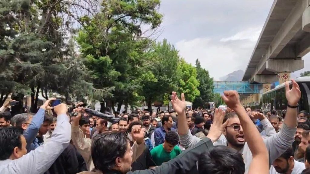 فریاد اعتراض دانشجویان کرمانشاهی در سفر پزشکیان: خواسته‌های اصلی مردم نادیده نماند! صدای دانشجو خاموش نیست!