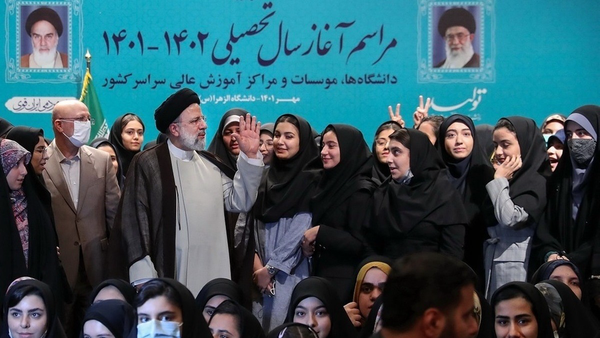«حاشیه‌ها تا قاب: روایت جنجالی و ماندگار از حضور شهید رئیسی در دانشگاه الزهرا»