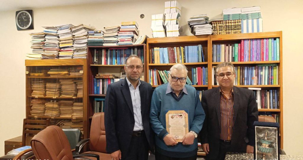 انتقاد تند رئیس سازمان بسیج علمی از چهره مشهور فیزیک ایران: آیا علم و سیاست در تضادند؟