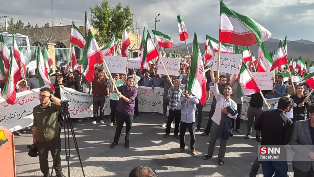 تجمع دانشجویان در مقابل تاسیسات آب سنگین اراک: یک حرکت اعتراضی جنجالی! +فیلم