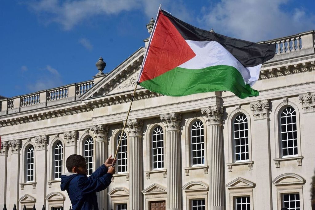 دانشجویان حامی فلسطین در انگلیس دوباره به خیابان می‌آیند: فراخوان به قطع همکاری با شرکت‌های همدست اسرائیل!