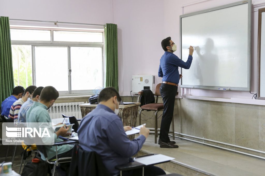 سخنگوی کمیسیون آموزش مجلس: ۳۰۰ هزار معلم در کشور در بلاتکلیفی به سر می‌برند!